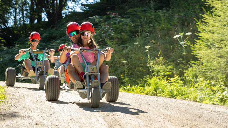 Familienspaß bei einer Mountain-Kart Fahrt | © Thomas-Kovacsics Mountain-Kart