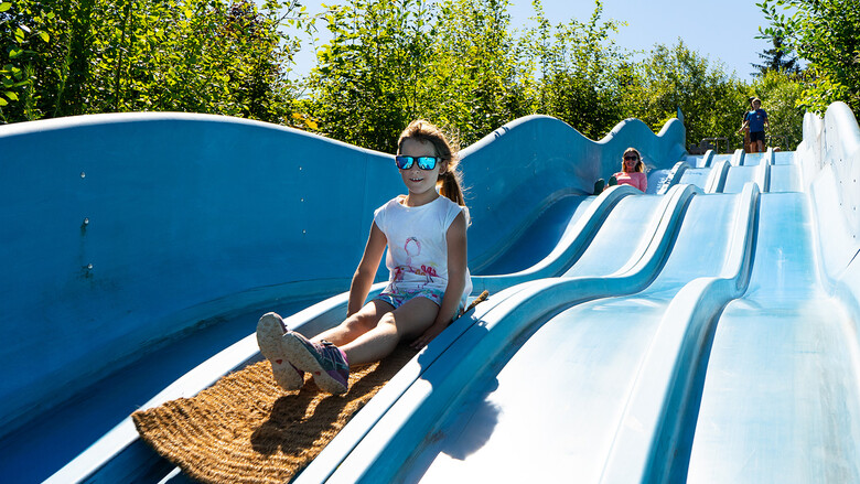Ab über die Riesenrutsche im Spielpark!