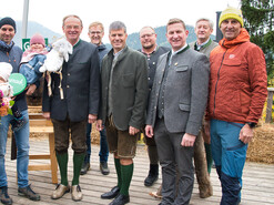 Ehrengäste gratulieren der 100.000sten Familie  | © Norbert Ortner