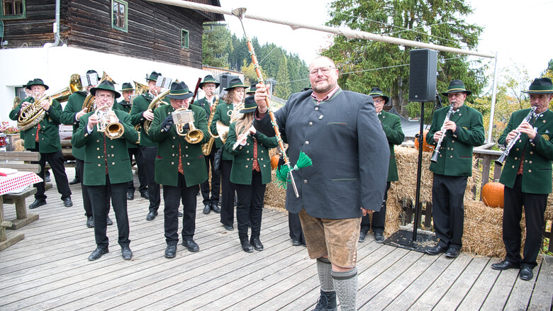 Unser Gastronomieleiter Andreas Trenk beim Dirigieren der Musikkapelle | © Norbert Ortner Unser Gastronomieleiter Andreas Trenk beim Dirigieren der Musikkapelle | © Norbert Ortner